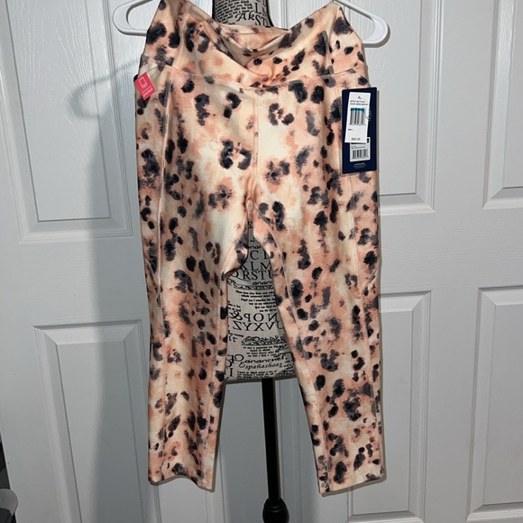 Marika Carson Side Pocket Mid Calf Cheetah Capri Leggings - Picture 4 of 4